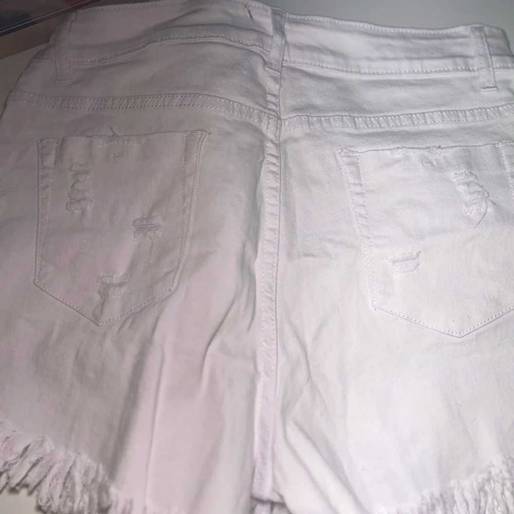 WHITE FRINGED DENIM JEANS